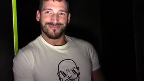 Tonio fucked in sling by the muscle pornstar Enzo