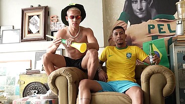 Amigo chamou pra ver o jogo e acabou me comendo na comemoração - Completo