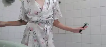 Cutting vaginal hairs