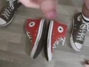 Je me branle sur mes converse