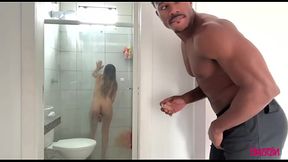 MEU PADRASTO SAFADO ME PEGOU NO FLAGRA BATENDO UMA E ME COMEU NO BANHO (Completo no Sheer e Red)