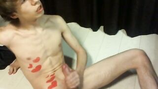 Amateur guy flashes his hot body and gives a steamy homemade blowjob