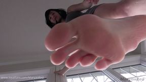 Giantess makes slave clean her feet