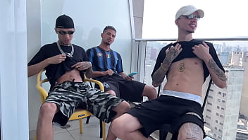 O QUE TR&Ecirc_S MACHOS SOZINHOS FAZ DE MELHOR, DESVAZIAM OS SACOS