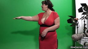 Sexy slob gobbles his cheating jizz-whip's sloppy seconds