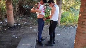 tive que arrombar o cusao guloso de dois passivao que estava passeando na mata