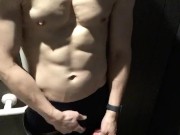 日本人マッチョのトイレでこっそりオナニー