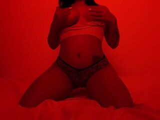 Chica se calienta y se toca para mi