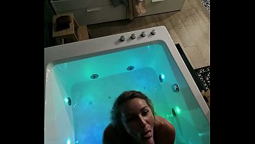 Je suce une grosse queue dans le Jacuzzi d'_une Love Room