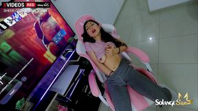 sexy youtuber gamer girl touchs her wet pussy and gets an amazing squirting orgasm - pissing leggins