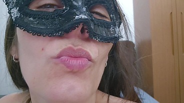 Coroa gostosa abrindo o cu com plug anal. A safada fica toda arreganhada, mostrando o cu e a bucetona gostosa e rosada