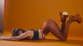 Hot naked dancer shaking her bubble butt