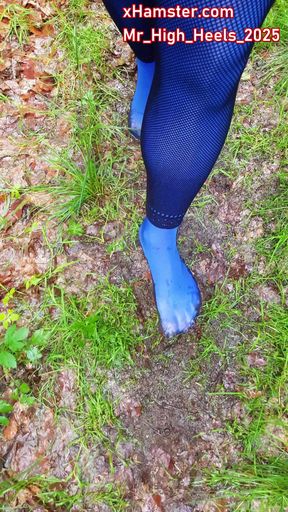 Running in blue pants but without shoes in the mud