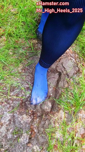 Running in blue pants but without shoes in the mud