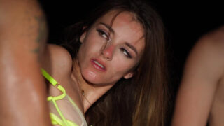 Ariana Cortez trải qua màn quan hệ tình dục tập thể qua đường hậu môn thô bạo và màn xuất tinh tập thể dữ dội ở cuối phim