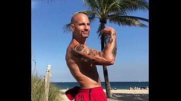 MAXXX LOADZ FLEXING AT THE BEACH