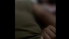 le cojo su mano para que me toque el pene en el bus y me masturba chica colegiala