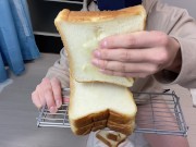 【パン vs おしっこ】パンに小便ぶっかけたら吸収される？こぼれる？ 実験してみよう ゲイ ホモ ノンケ お漏らし