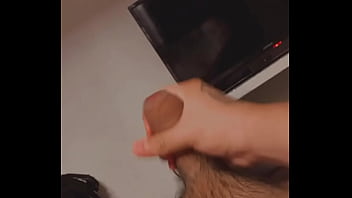 Joven se masturba en casa