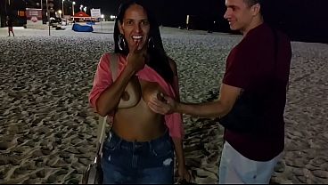 Fui dar uma voltinha na praia e acabei pagando um boquete enquanto o marido assistia