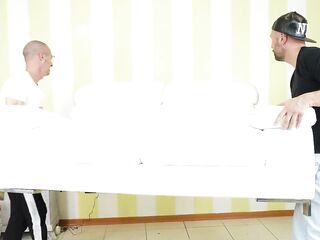 la coinquilina di Maya vuole collaudare il nuovo sofa. Movie scene completo sulla mia pagina OF e Fancentro.