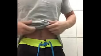 Sarado com marca de sung&atilde_o se exibindo pra c&acirc_mera