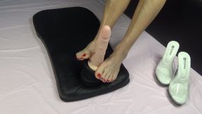 Jerking off with my legs in stockings