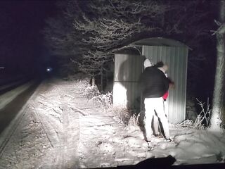 Przyjaciel męża rucha mnie przy drodze odwożąc do domu