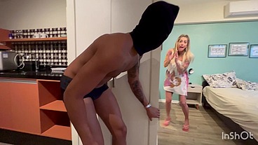 O assaltante entrou no quarto e fez a mulher fazer um boquete e fudeu ela na frente do marido