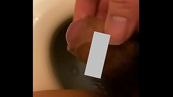 [個人撮影]素人 日本人男性が思いっきりおしっこ！！