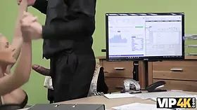 Vip4k. la rubia tetona blanche se entrega al agente de crédito en la oficina