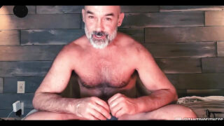 Viejo peludo amateur se masturba su enorme polla antes de una intensa penetración anal tántrica