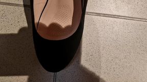 an unexpected adventure in the shoe store: how nicoletta found the perfect pair of shoes despite the discomfort of sweaty tights