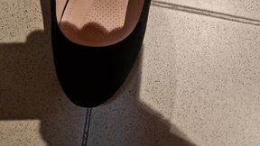 an unexpected adventure in the shoe store: how nicoletta found the perfect pair of shoes despite the discomfort of sweaty tights