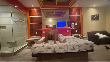 TRANS SE COME LA POLLA DE SU AMIGO CON LA MEJOR POSE