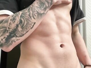 Abs perfecto y polla gruesa