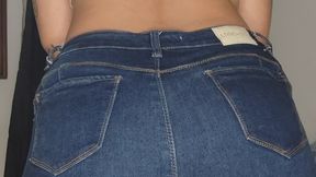 My farts in such tight jeans and they come out so closed and smelly