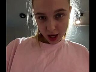 Jucielussie masturbating in public gym