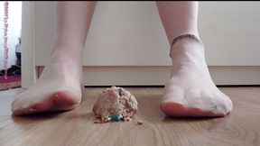 Nylon feet have fun with candy ** crushing **