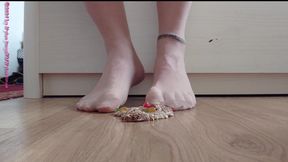 Nylon feet have fun with candy ** crushing **