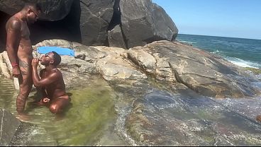 Fui a praia, e me deparei com esse preto gostoso e a&iacute_ n&atilde_o teve jeito fui l&aacute_ e enchi seu rab&atilde_o de porra