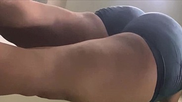 Mi novia me manda video del culo en el gym y termino comiendole el culo