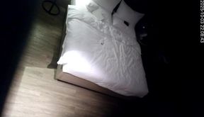 天眼酒店偷拍白領情侶開房滾床掐著女友脖子窒息做愛據說這樣會縮陰夾著雞巴很爽