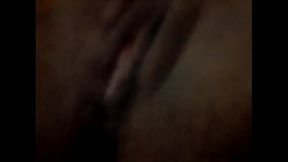 Moreninha masturbando e gozando