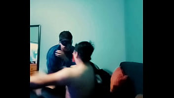 Mi amigo juega rudo conmigo y me termina cogiendo