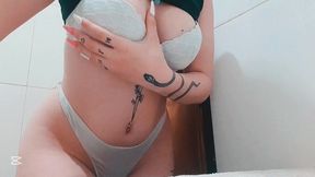 pendeja flaquita con su conjunto nuevo
