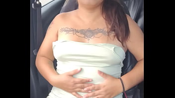 En el auto en carretera mostrando mis calzones y tetas