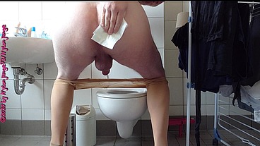 Im Kimono und Strumpfhose zur Toilette