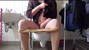 Im Kimono und Strumpfhose zur Toilette