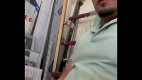 En la chamba me pongo bien duro, ven a chuparme la vergota